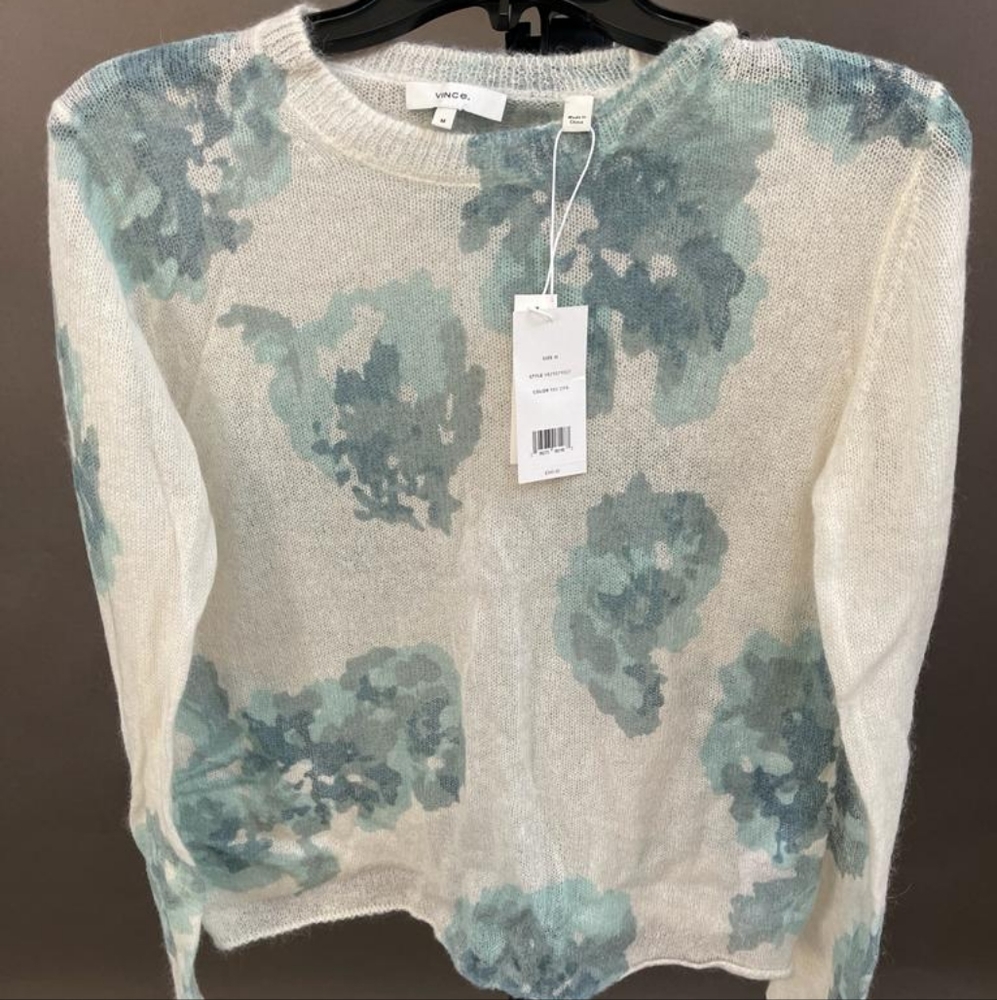 Cute top by vince
